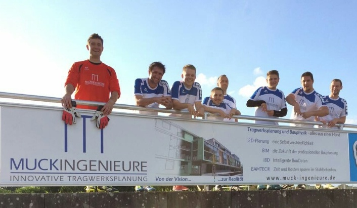 Unsere Mannschaft vor dem Plakat von MUCKINGENIEURE beim Sponsoren-Cup des TSV Gaimersheim